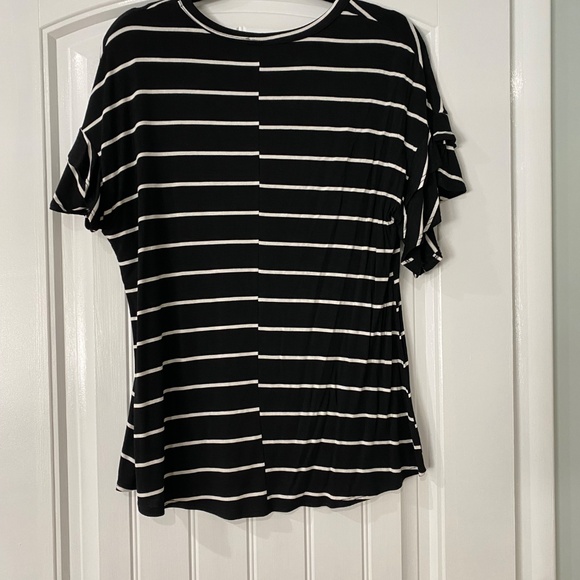 New with tags light weight ruffle sleeve top - Picture 2 of 4